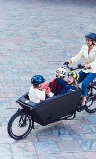 Urban Arrow Cargobike Mutter mit drei Kindern