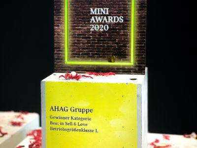 MINI Award auf weißem Podest mit schwarzem Hintergrund umgeben von Konfetti