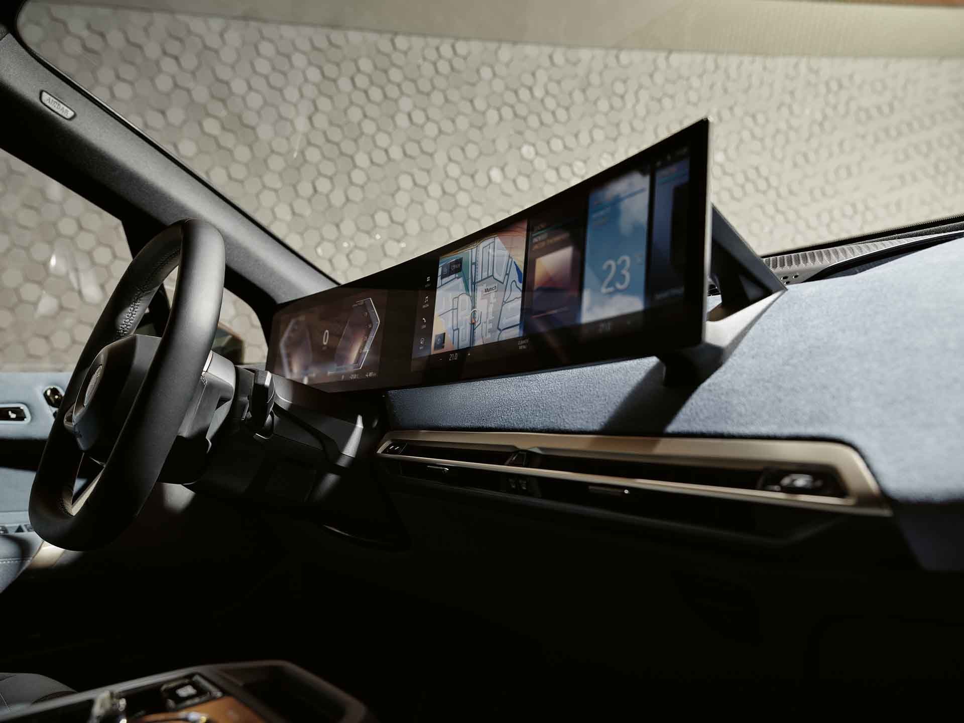 Bildschirm und Amaturen des neuen BMW iX