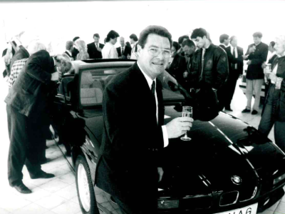 Schwarz Weiß Bild der 850i Präsentation mit Gästen 1990